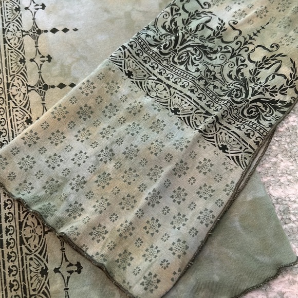 Bell Sleeve Tie Die Graphic Tee - Picture 4 of 9